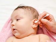 Как правильно и чем чистить уши ребенку?